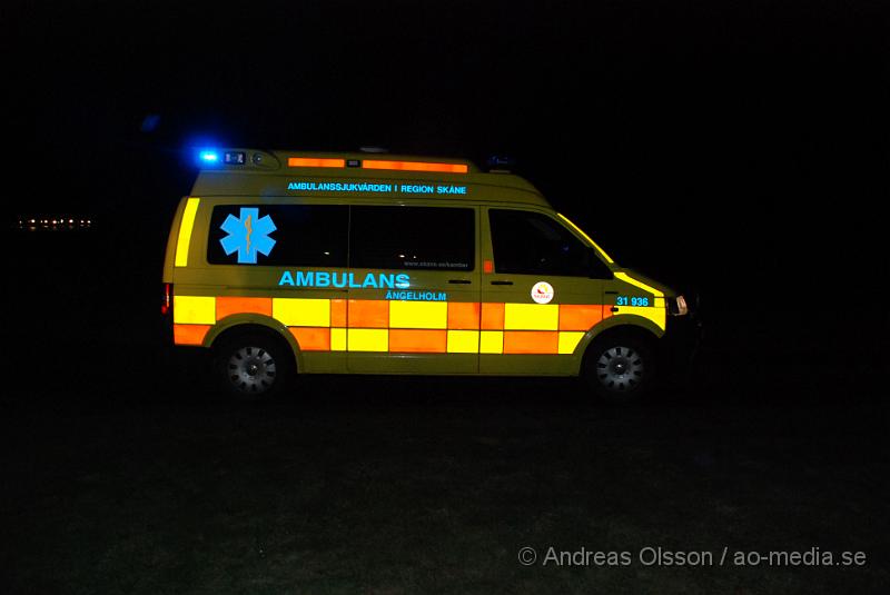 DSC_0053.JPG - Vid 18.40 tiden larmades Räddningstjänst, Ambulans, Polis till en singelolycka i Nybygget, Klippan.Det var en kvinna och hennes barn som färdades i bilen som fick sladd i det mycket hala väglaget och körde in i ett staket sedan vidare in i ett träd och upp tvärs över vägen igen. Det var helt blockerat i båda riktningarna under räddnings arbetet. Kvinnan klagade över rygg och nacksmärtor och fördes med sitt barn till sjukhuset för kontroll.