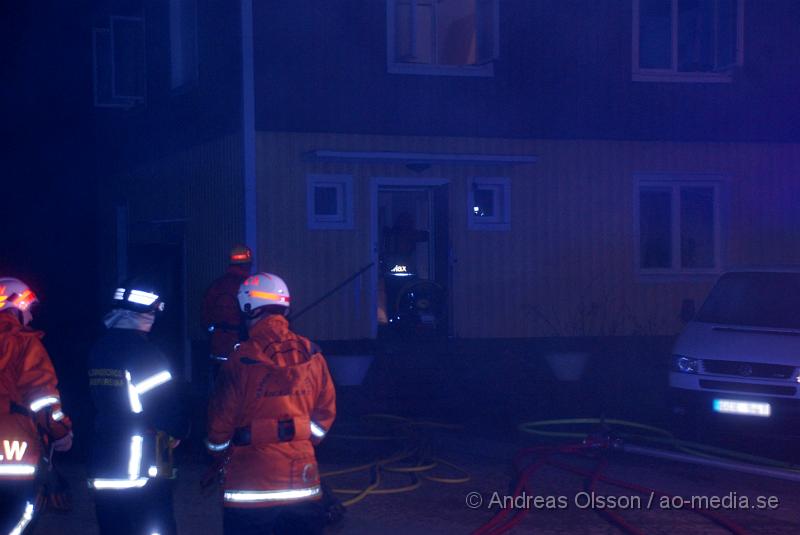 DSC_0006.JPG - Vid 21,20 larmades räddningstjänsten i Ängelholm och Helsingborg till en brand i ett hus på Gamla Malmövägen i Strövelstorp. Inga personer ska finnas kvar i huset men dock ett flertal katter. Hur det gått för katterna är oklart.
