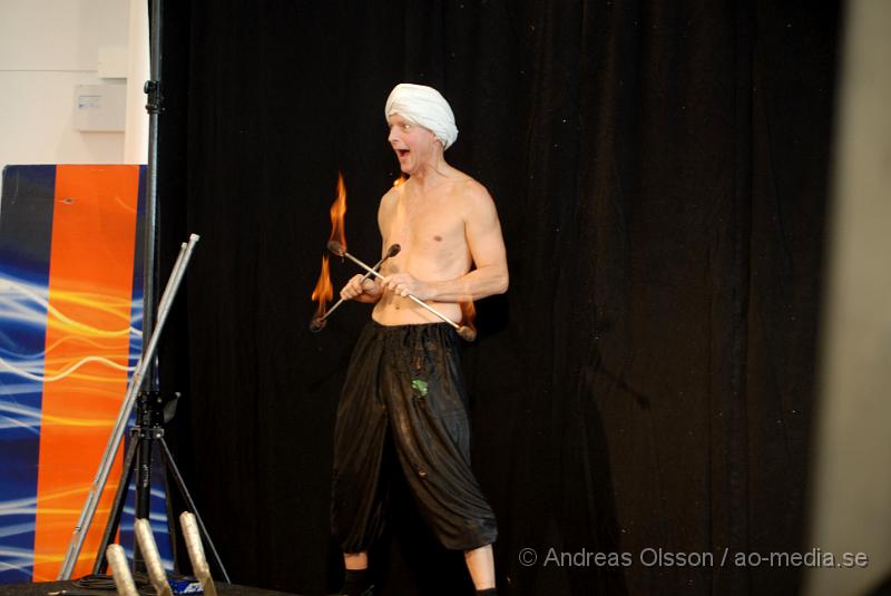 DSC_0040.JPG - Ett års Jubileum på Bilpartner i Klippan - LördagenDet fanns även en trollkarl där som bjöd på underhållning.