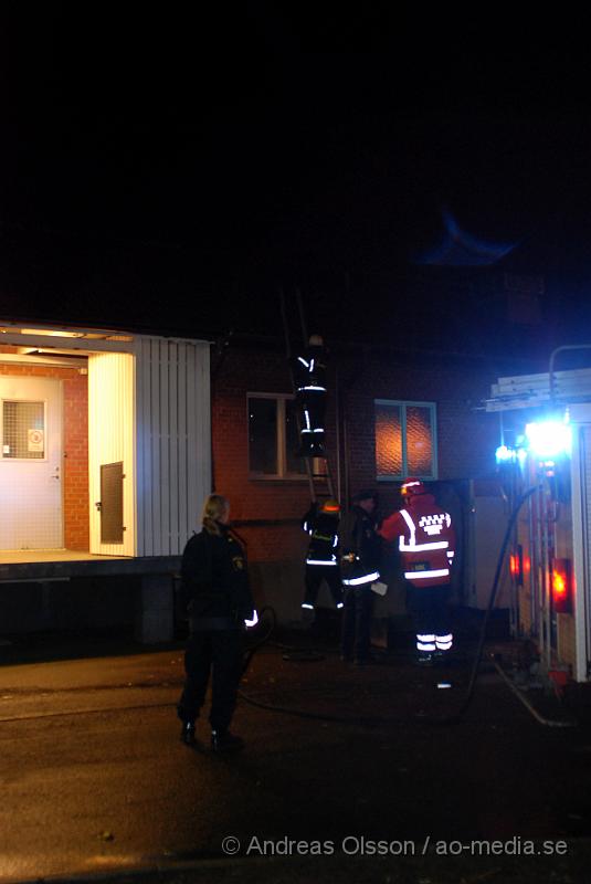 DSC_0001.JPG - Vid 20,40 tiden larmades Klippans, Åstorps och Ljungbyheds Räddningstjänst till ett automatlarm på Åby skolan i Klippan. Vid framkomst konstaterades fullt utvecklad brand i några soptunnor och i ett trä skydd intill en vägg. Branden släcktes ner snabbt men hade branden inte upptäckts i tid hade branden med stor sannolikhet tagit sig i skolbyggnaden och skadorna hade blivit mycket värre! Även polis larmades till plats då det var den fjärde branden under kvällen i Klippan. Alla brand platser spärrades av för teknisk undersökning då man misstänker att bränderna är anlagda.