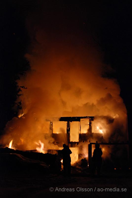 DSC_0056.JPG - Vid 03.50 larmades Räddningstjänsten från Örkelljunga och Skånes fagerhult,ambulans samt polis till en villa brand i Örkelljunga. Vid framkomst kunde man konstatera att villan var helt övertänd och man riktade in sig på att begränsa branden. Två personer fanns i huset men kunde ta sig ut, båda fördes med ambulans till Helsingborgs Lasarett för kontroll då dem andats in en del rök. Villan blev total skadad.