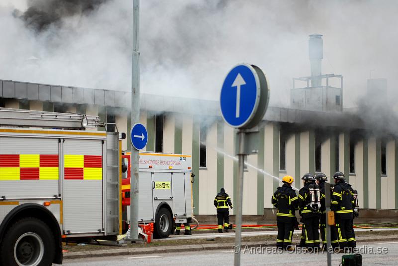 DSC_0080.JPG - Vid 07 tiden larmades Räddningstjänst, Ambulans och Polis till Ängelholmsvägen i Helsingborg där man hade kraftig rökutveckling från ett tryckeri. Vid framkomst bran det kraftigt i byggnaden och man vågade först inte gå in då där fanns gasledningar och liknande. Ett stort räddningspådrag med flera stationer kallades dit. Det är oklart om någon person har kommit till fysisk skada, men det är stora materiella skador. Både brand, vatten och rökskadat.