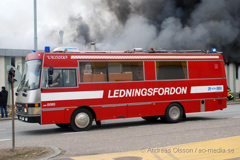 DSC_0127.JPG - Vid 07 tiden larmades Räddningstjänst, Ambulans och Polis till Ängelholmsvägen i Helsingborg där man hade kraftig rökutveckling från ett tryckeri. Vid framkomst bran det kraftigt i byggnaden och man vågade först inte gå in då där fanns gasledningar och liknande. Ett stort räddningspådrag med flera stationer kallades dit. Det är oklart om någon person har kommit till fysisk skada, men det är stora materiella skador. Både brand, vatten och rökskadat.