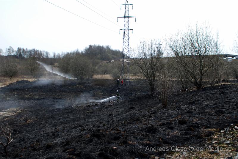 DSC_0105.JPG - vid 12,10 larmades räddningstjänsten till en gräsbrand bakom tegelbruksskolan i Klippan. Det var ett större område som brann. Men räddningstjänten fick kontroll över branden relativt snabbt. Bakom skolan nere vid reningsverket så är där bara långt tort gräs och träd, så hade inte branden upptäckts i tid hade de kunnat bli en farlig spridning.