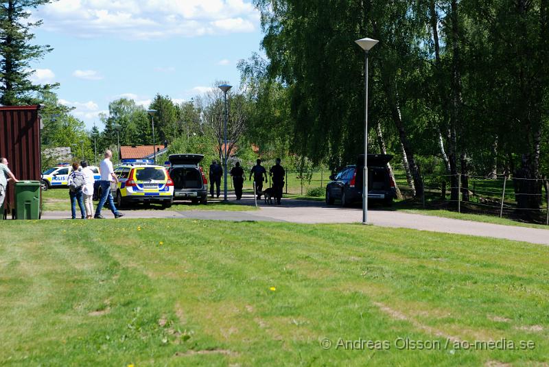 DSC_0175.JPG - Vid 11:20 tiden larmades Räddningstjänsten, ambulans och polis till Migrationsverket i Ljungaskog där det gått ett automatiskt brandlarm. Väl framme på plats konstaterade man att det inte rörde sig om någon brand utan en utvisnings hotad man som tagit två personer som gisslan och man kallade då dit en större Polisstyrka med bland annat insatsstyrkan från Malmö. En av gisslorna blev skadad i buken med någon form av stickvapen, och fördes med ambulans till sjukhuset när polisen fick ut honom.  Där va även en mindre demonstration på platsen om dem utvisningshotade männen, som var tillståndsgiven.