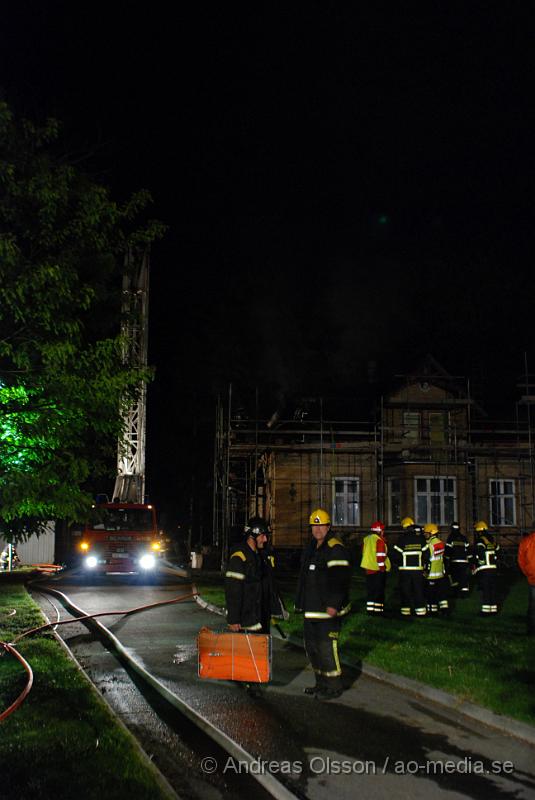 DSC_0004.JPG - Vid 01:45 larmades räddningstjänsten, Ambulans och Polis till Slottets fritidsgård i Helsingborg där man hade en kraftig brand, Det vad tredje gången denna månaden som det brinner på platsen. Denna gången hann branden ta sig i taket och räddningstjänsten hade mycket arbete med att få släckt branden under taket då det är en gammal villa och bygt i olika lager. Ingen skadades i branden men byggnaden blev kraftigt skadad. Man misstänker att även denna branden är anlagd.