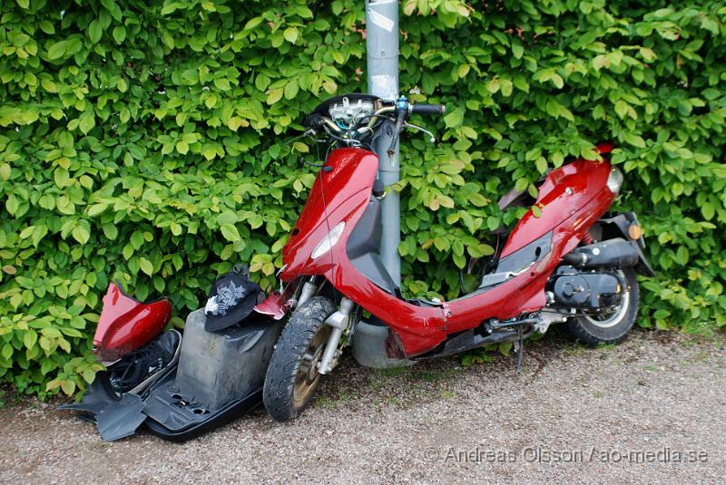DSC_0015.JPG - Vid 18:45 larmades räddningstjänsten till en trafikolycka i Kvidinge där en moped hade krockat med en personbil. Personerna i bilen chockades, men ska inte ha blivit skadade, mopedisten fick föras till sjukhuset skadorna är oklara, föraren hade ingen hälm på sig vid tillfället, eventuellt fick några i personbilen följa med till sjukhuset då dem var chockade.