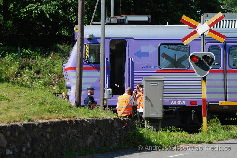 DSC_0002.JPG - Vid 15,30 tiden larmades räddningstjänsten, ambulans och Polis till en olycka vid en järnvägs överfart i V. Torup mellan Perstorp och Tyringe. Det var en personbil som krockat med ett tåg, en person i bilen avled vid krocken. Ingen person skadades i tåget men tåget spårade till viss del av.