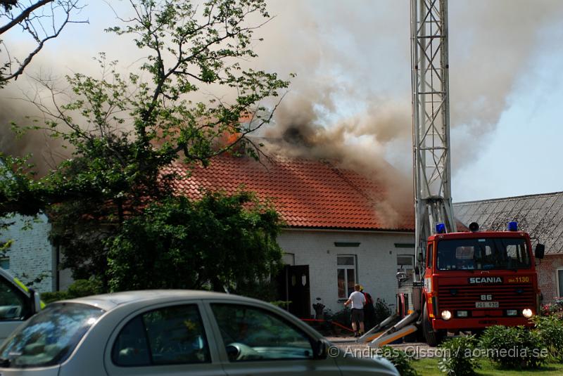 DSC_0115.JPG - Vid 12,30 larmades en större räddningsstyrka till Mörarp utanför Helsingborg. Där det brann kraftigt i en villa, när räddningstjänsten kom fram till platsen brann det i uterummet som sedan spred sig till taket. Och huset blev övertänt, man riktade då in sig på att förhindra spridning till andra byggnader. Det är oklart om någon person skadats fysiskt i branden.