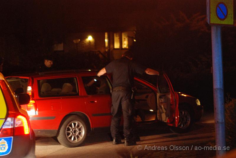 DSC_1423.JPG - Under kvällen hade polisen i klippan ett efterföljande på en bil som vägrade stanna, bilen körde runt i kvarteren vid bofinkenskolan i klippan. Föraren stannade vid minst två tillfällen, men när polisen gick ur körde föraren iväg igen och jakten fortsatte, Jakten som varade i minst 15 minuter tog slut när förstärkning kom och bilen körde in på en återvändsgränd där det tog stopp. Sammanlagt var 4 polisbilar med i jakten. När föraren stannat låste han alla dörrar på bilen så polisen inte kom in, men efter ett litet tag låste han upp och polisen tog hand om föraren. Varför föraren inte stanna är oklart.