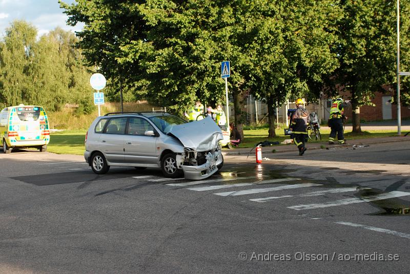DSC_1582.JPG - Vid 18 tiden larmades Räddningstjänsten och Ambulanser till en trafikolycka i Perstorp. Två personbilar hade kolliderat i korsningen Tjäderstigen och Spjutserödsvägen. 5 personer var inblandade och alla fördes med ambulans till Centralsjukhuset i Kristianstad.