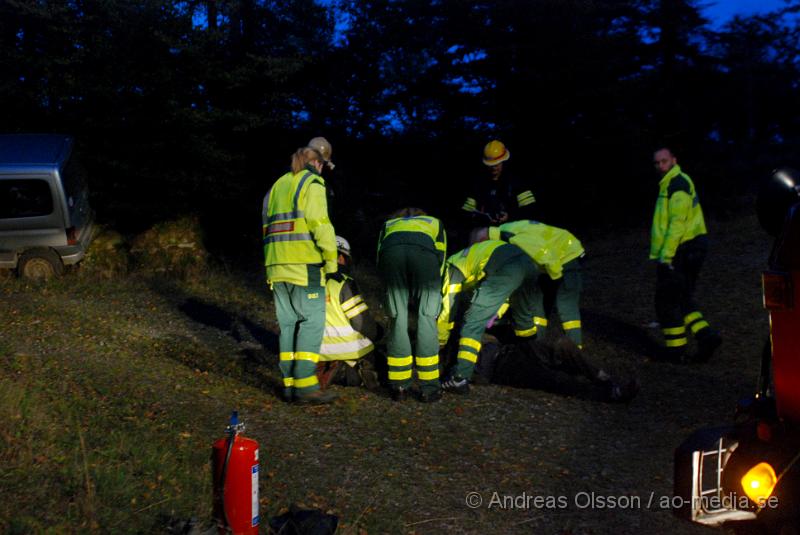 DSC_2528.JPG - Vid 19 tiden larmades  räddningstjänsten till en singelolycka utanför Riseberga.  När dem kom till platsen stod bilen halft på sidan i en sluttning. Personen i bilen var väldigt berusad och nedkyld. Ingen vet hur länge bilen hade stått där. I bilen så fann dem öl och det även en hund. personskador är okänt