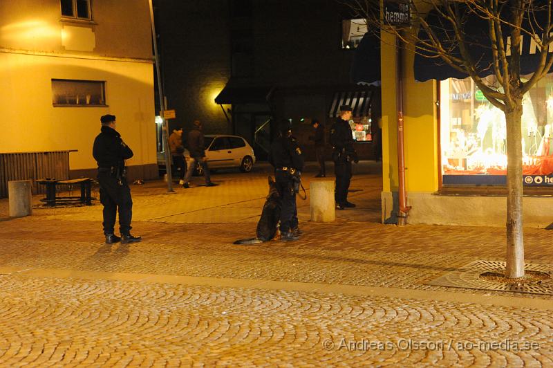 _DSC2588.JPG - Vid 18:20 tiden larmades polisen till Ica supermarket i centrala klippan. Där det skulle ha varit bråk inne på Ica. Polisen radade upp ungdomarna längst gatan och visiterade en efter en. Det är oklart om någon blev gripen.