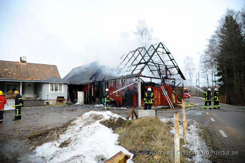 _DSC4100.JPG - Vid 11:20 tiden larmades räddningstjänsten från Örkelljunga och Klippan till en brand lite utanför örkelljunga, vid framkomst så var ladan där det fanns en bilverkstad i helt övertänd men räddningstjänsten kunde snabbt få branden under kontroll. Ladan blev helt förstörd, men räddningstjänsten lyckades att begränsa branden så den inte spred sig vidare till boninghuset som låg väldigt nära.