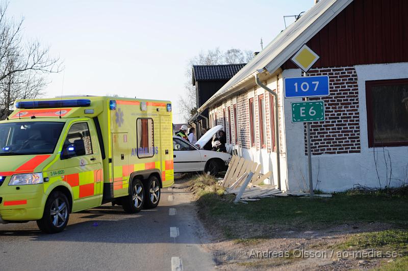 _DSC6413.JPG - Vid 18 tiden larmades räddningstjänsten, Ambulans och Polis till en trafikolycka i Nyvång och vid framkomst var det en personbil som hade kört in i ett staket och nuddat en husvägg. Skadeläget är oklart.