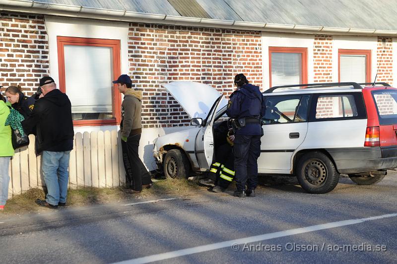 _DSC6416.JPG - Vid 18 tiden larmades räddningstjänsten, Ambulans och Polis till en trafikolycka i Nyvång och vid framkomst var det en personbil som hade kört in i ett staket och nuddat en husvägg. Skadeläget är oklart.
