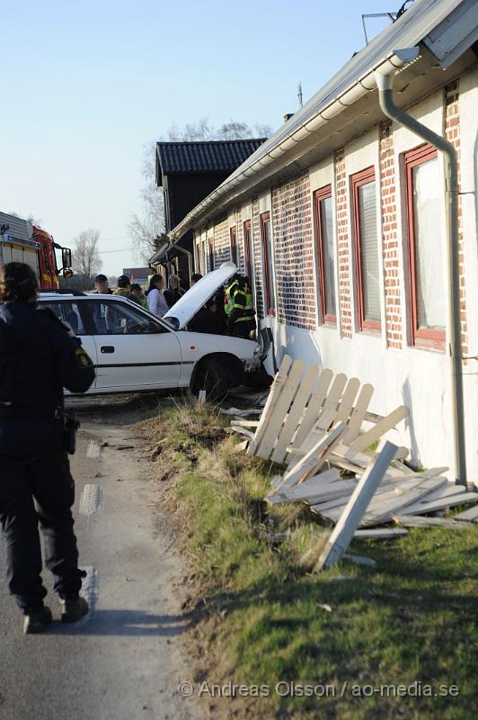 _DSC6423.JPG - Vid 18 tiden larmades räddningstjänsten, Ambulans och Polis till en trafikolycka i Nyvång och vid framkomst var det en personbil som hade kört in i ett staket och nuddat en husvägg. Skadeläget är oklart.