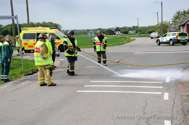 _DSC8110.JPG - Vid 10.30 tiden larmades räddningstjänsten, ambulans och polis till en trafikolycka på väg 110 utanför bjuv där en mc krockat med en lastbil. Föraren av motorcykeln fördes till sjukhus med ambulans men hans liv gick inte att rädda. Vägen stängdes av i båda riktningarna under räddningsarbetet.