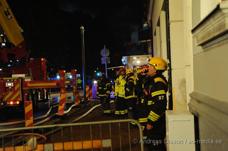 _DSC8130.JPG - Vid 21:45 tiden larmades räddningstjänsten, Ambulans och Polis till en lägenhetsbrand, vid framkomst var det en kraftig rökutveckling ifrån vinden. Personerna i lägenheterna evakuerades snabbt och vad man vet så ska ingen ha kommit till skada. Vad som orsakat branden är oklart.