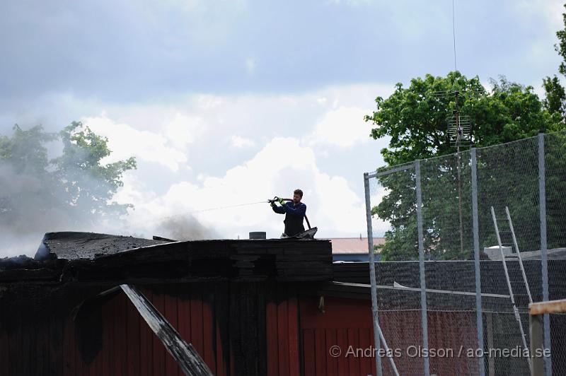 _DSC8274.JPG - Ungefär 11 timmar efter att räddningstjänsten larmades till dagiset Hermelinen i Klippan är räddningstjänsten kvar på plats och arbetar med eftersläckning. På sina ställen blossar branden upp igen. Ungefär halva dagiset är helt utbränt där både tak och väggar har rasat. Andra delen är rök och vattenskadad.