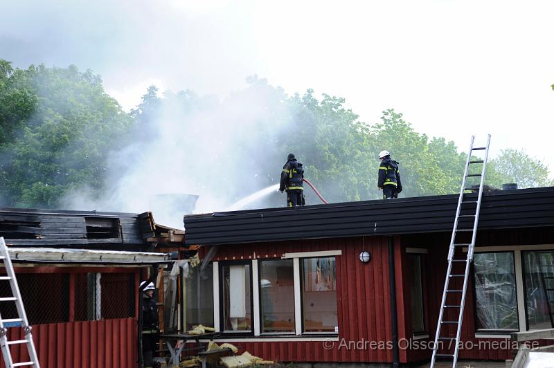 _DSC8305.JPG - Ungefär 11 timmar efter att räddningstjänsten larmades till dagiset Hermelinen i Klippan är räddningstjänsten kvar på plats och arbetar med eftersläckning. På sina ställen blossar branden upp igen. Ungefär halva dagiset är helt utbränt där både tak och väggar har rasat. Andra delen är rök och vattenskadad.