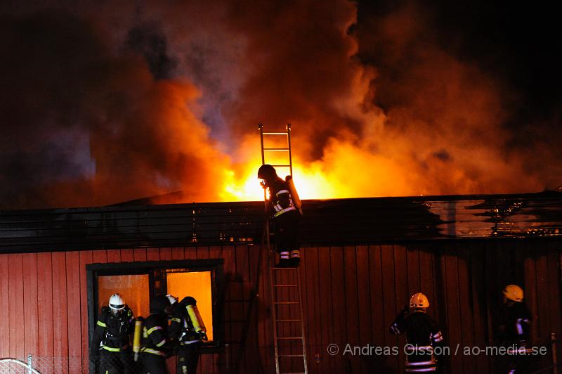 _DSC8234.JPG - Vid 00.30 tiden larmades en större räddningsstyrka till dagiset hermelinen på Tingsgatan i Klippan där det brann med öppna lågor. När räddningstjänsten kom fram till platsen hade elden spridit sig in under taket och släckningsarbetet blev mycket svårt. Tre stationer är på plats för att bekämpa elden som inte är under kontroll. Även ambulans och polis är på platsen. Man misstänker att branden är anlagd.