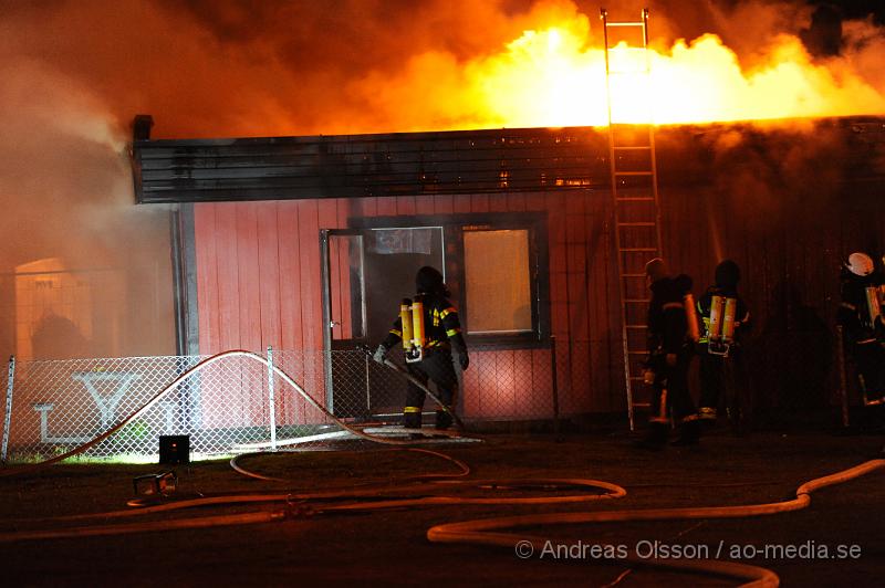 _DSC8243.JPG - Vid 00.30 tiden larmades en större räddningsstyrka till dagiset hermelinen på Tingsgatan i Klippan där det brann med öppna lågor. När räddningstjänsten kom fram till platsen hade elden spridit sig in under taket och släckningsarbetet blev mycket svårt. Tre stationer är på plats för att bekämpa elden som inte är under kontroll. Även ambulans och polis är på platsen. Man misstänker att branden är anlagd.