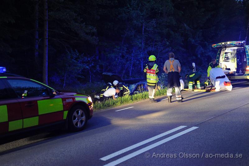 _DSC9249.JPG - Vid 22:10 tiden larmades räddningstjänsten till en trafikolycka på väg 108, vid framkomst så var det en personbil som kört av vägen och ner i diket. Kvinnan i bilen fördes till sjukhus med ambulans. Skadeläget är oklart.