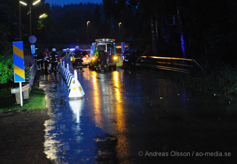 _DSC0962.JPG - Vid 04 tiden på morgonen krockar en person på moped in i en betongsugga på bron innan Vedby kyrka i Klippans kommun. Personen uppges ha brutit armen av krocken. Räddningstjänst och Ambulans var snabbt på plats.