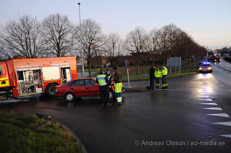 _DSC4770.JPG - Vid 7 tiden krockade två personbilar i klippan vid järnvägsövergången. Det var en bakifrån kollision och bilen som körde in i den andra blev kraftig demolerad i fronten. En person fördes till sjukhus, oklart skadeläge.