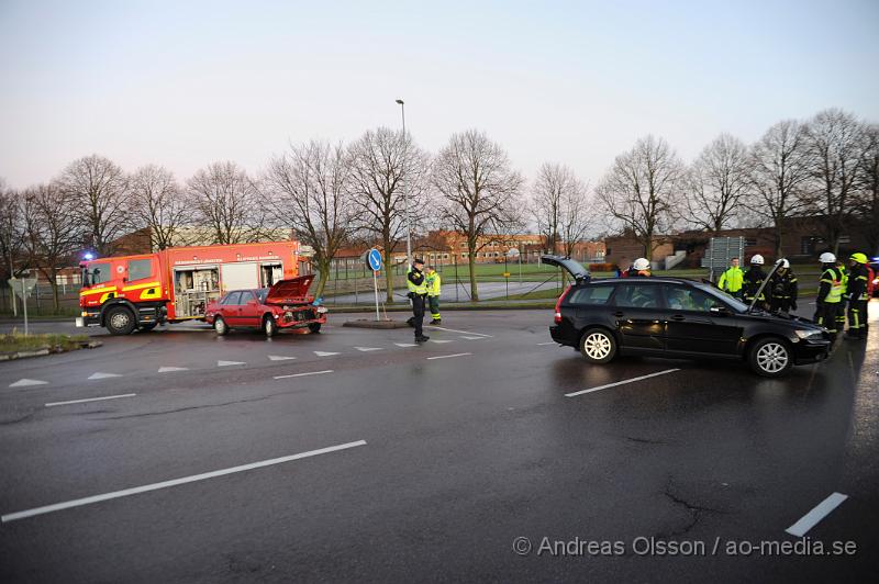 _DSC4772.JPG - Vid 7 tiden krockade två personbilar i klippan vid järnvägsövergången. Det var en bakifrån kollision och bilen som körde in i den andra blev kraftig demolerad i fronten. En person fördes till sjukhus, oklart skadeläge.