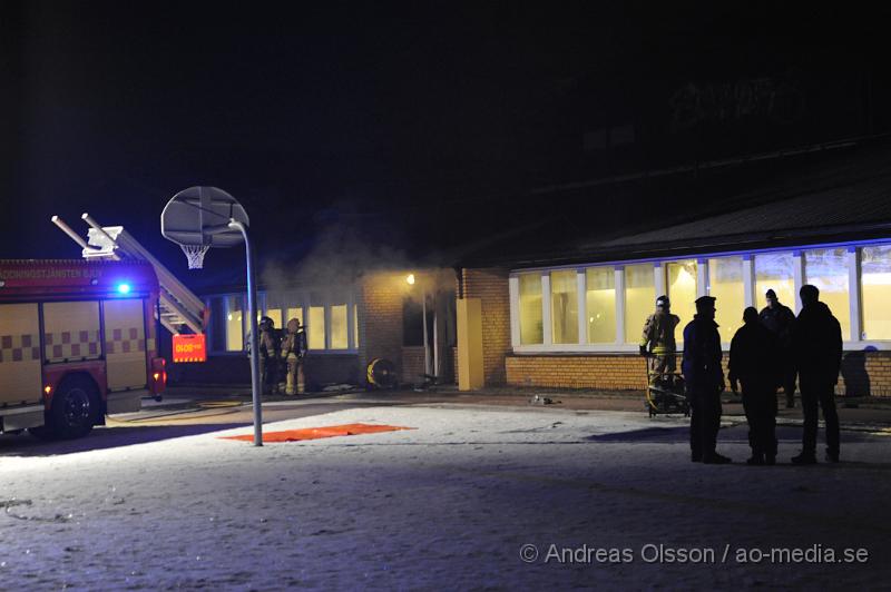 _DSC5756.JPG - Vid 20 tiden larmades en större räddningstyrka till Varagårdsskolan i Bjuv där man först fått in ett automatiskt brandlarm som visade sig vara skarpt läge, det brann då i en korridor i skolan. Då larmades även räddningstjänsten från Åstorp och Helsingborg samt polis. Branden kunde begränsas till korridoren men skolan fick hålla stängt under fredagen för sanering. Branden misstänks vara anlagd.