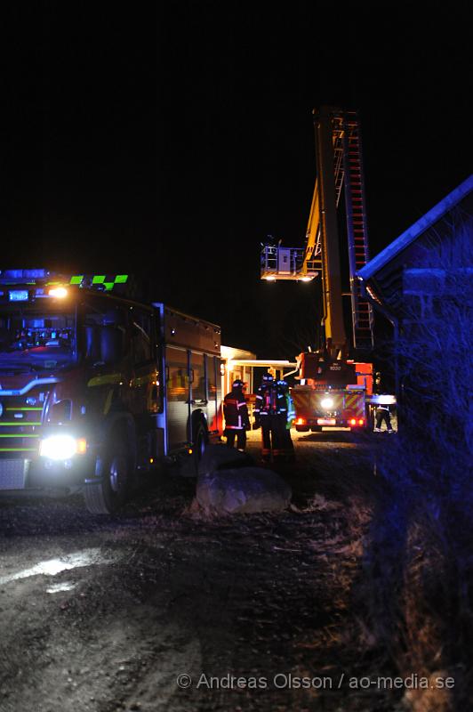 _DSC5952.JPG - Vid 22.30 tiden larmades en större räddningsstyrka till Ramlösas friskola där man hade en brand i ena väggen. Branden var påväg att sprida sig till taket och då kunde det ha slutat illa. Nu begränsades branden och kunde relativt snabbt släckas ner. Ingen kom till skada men byggnaden rök och vattenskadades till viss del.