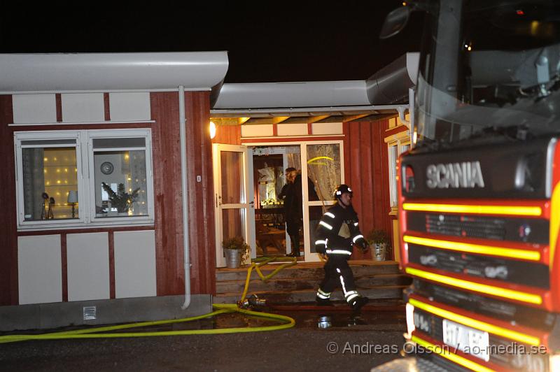 _DSC5956.JPG - Vid 22.30 tiden larmades en större räddningsstyrka till Ramlösas friskola där man hade en brand i ena väggen. Branden var påväg att sprida sig till taket och då kunde det ha slutat illa. Nu begränsades branden och kunde relativt snabbt släckas ner. Ingen kom till skada men byggnaden rök och vattenskadades till viss del.