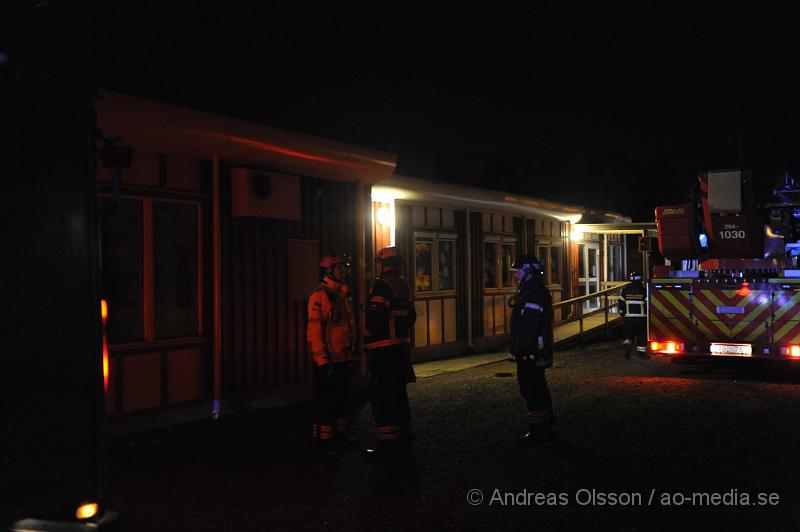 _DSC5957.JPG - Vid 22.30 tiden larmades en större räddningsstyrka till Ramlösas friskola där man hade en brand i ena väggen. Branden var påväg att sprida sig till taket och då kunde det ha slutat illa. Nu begränsades branden och kunde relativt snabbt släckas ner. Ingen kom till skada men byggnaden rök och vattenskadades till viss del.