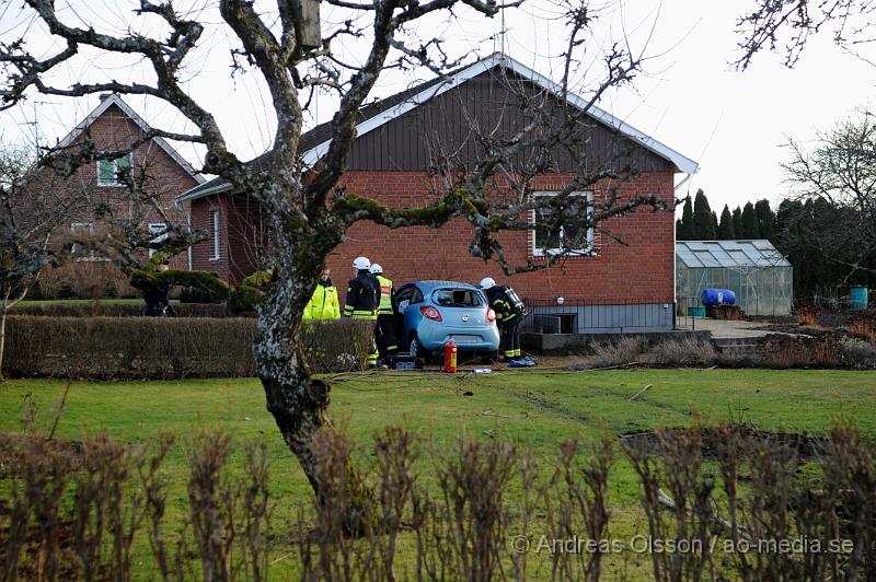 _DSC5989.JPG - Vid 16,20 tiden larmades Räddningstjänst, Ambulans och Polis till Kvarnvägen utanför Klippan där en personbil kört av vägen och krockat med ett hus. Personen i bilen avled på platsen. Man tror att det är någon form av sjukdomsfall som ligger bakom den tragiska olyckan.