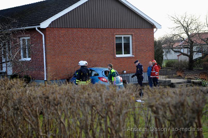 _DSC5994.JPG - Vid 16,20 tiden larmades Räddningstjänst, Ambulans och Polis till Kvarnvägen utanför Klippan där en personbil kört av vägen och krockat med ett hus. Personen i bilen avled på platsen. Man tror att det är någon form av sjukdomsfall som ligger bakom den tragiska olyckan.