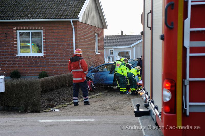 _DSC6000.JPG - Vid 16,20 tiden larmades Räddningstjänst, Ambulans och Polis till Kvarnvägen utanför Klippan där en personbil kört av vägen och krockat med ett hus. Personen i bilen avled på platsen. Man tror att det är någon form av sjukdomsfall som ligger bakom den tragiska olyckan.