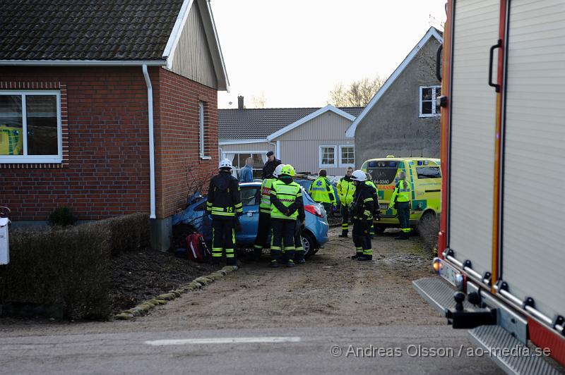 _DSC6001.JPG - Vid 16,20 tiden larmades Räddningstjänst, Ambulans och Polis till Kvarnvägen utanför Klippan där en personbil kört av vägen och krockat med ett hus. Personen i bilen avled på platsen. Man tror att det är någon form av sjukdomsfall som ligger bakom den tragiska olyckan.