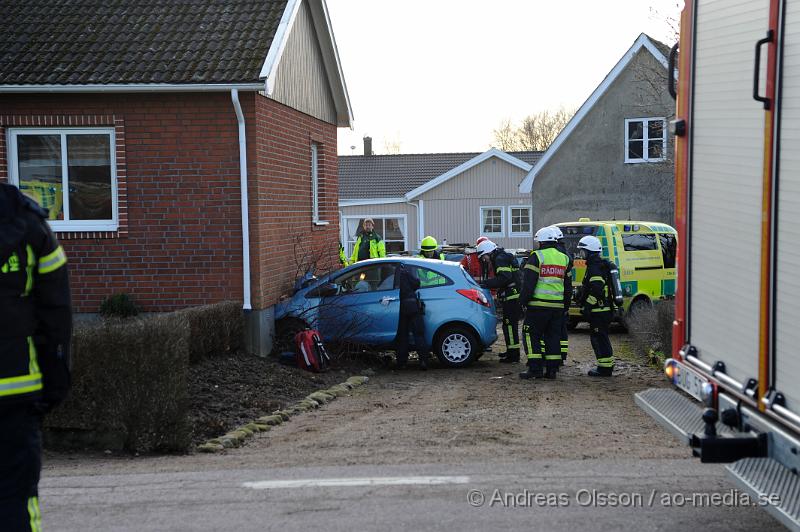 _DSC6004.JPG - Vid 16,20 tiden larmades Räddningstjänst, Ambulans och Polis till Kvarnvägen utanför Klippan där en personbil kört av vägen och krockat med ett hus. Personen i bilen avled på platsen. Man tror att det är någon form av sjukdomsfall som ligger bakom den tragiska olyckan.