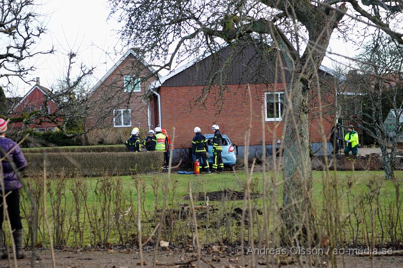 _DSC6009.JPG - Vid 16,20 tiden larmades Räddningstjänst, Ambulans och Polis till Kvarnvägen utanför Klippan där en personbil kört av vägen och krockat med ett hus. Personen i bilen avled på platsen. Man tror att det är någon form av sjukdomsfall som ligger bakom den tragiska olyckan.