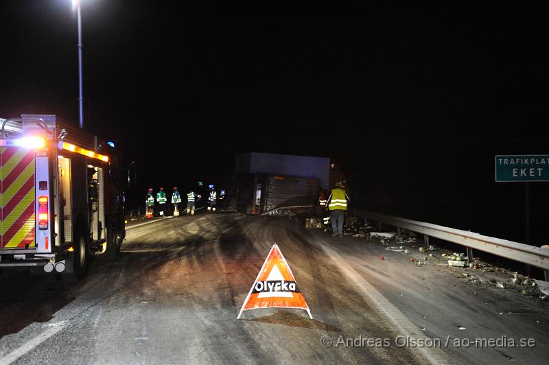 _DSC6163.JPG - Vid 18.30 larmades räddningstjänst, Ambulans och Polis till e4an i höjd med trafikplats Eket där en lastbil vält. Lastbilens släp har slagit i mitträcket samt sidoräcket innan det välte ut över körbanan. Föraren av lastbilen fick följa med ambulansen till sjukhuset med oklart skadeläge. Norrgående riktning av e4an var helt avstängd i ca två timmar innan man kunde börja släppa på trafiken förbi olyckan. Mer störningar beräknas under bärgnings arbetet. Lastbilen var lastad med frukt och grönsaker.