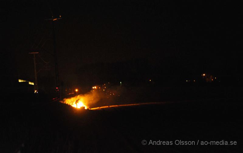 _DSC6198.JPG - Vid 20 tiden larmades räddningstjänsten från Kvidinge, Åstorp och Klippan till Kvidinge där man hade ett flertal bränder längs banvallen mellan Åstorp och Kvidinge. Man hade ca 10-20 småbränder och tror att ungefär lika många själv slocknat. Två hus och ett förråd låg i närheten av bränderna och hotades men räddningstjänsten släckte ner bränderna innan det hann sprida sig så långt. Det ska ha varit ett godståg som haft problem med ett av hjulen som orsakade bränderna, järnvägen var avstängd under ca 45 minuter.