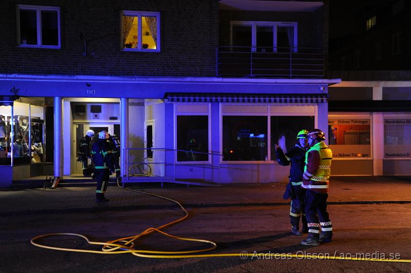 _DSC6418.JPG - Vid 22.30 tiden larmades en större räddningsstyrka med räddningstjänsten från Klippan, Åstorp och Ljungbyhed samt polis och ambulans till Åbyplan där man hade fått in larm om en kraftig brand i en Frisörsalong. Väl på platsen kunde man konstatera att en ruta var sönder slagen och att någon antagligen kastat in något i butiken som gjort att det börja brinna. Branden släcktes snabbt ner och man börja ventilera ut röken. Ingen person ska ha skadats.