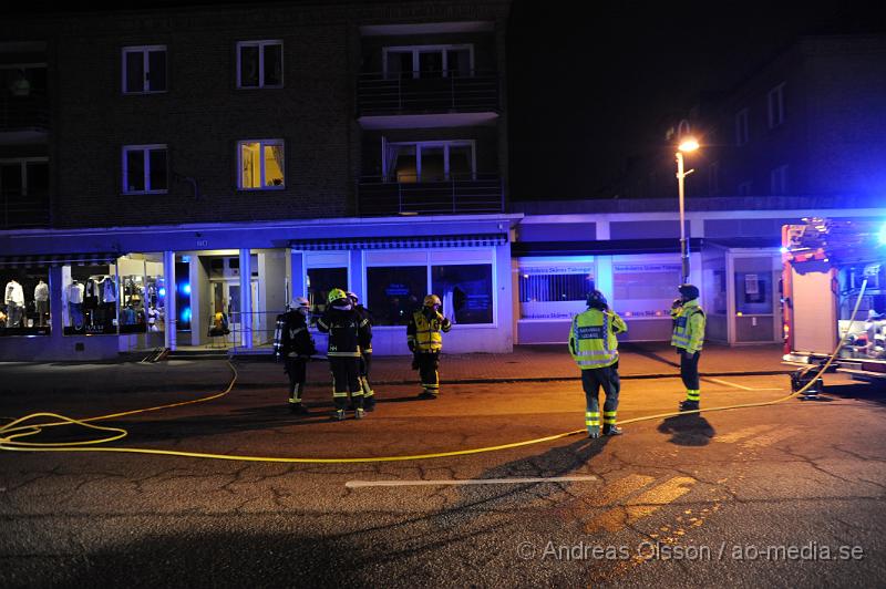 _DSC6419.JPG - Vid 22.30 tiden larmades en större räddningsstyrka med räddningstjänsten från Klippan, Åstorp och Ljungbyhed samt polis och ambulans till Åbyplan där man hade fått in larm om en kraftig brand i en Frisörsalong. Väl på platsen kunde man konstatera att en ruta var sönder slagen och att någon antagligen kastat in något i butiken som gjort att det börja brinna. Branden släcktes snabbt ner och man börja ventilera ut röken. Ingen person ska ha skadats.