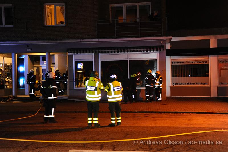 _DSC6422.JPG - Vid 22.30 tiden larmades en större räddningsstyrka med räddningstjänsten från Klippan, Åstorp och Ljungbyhed samt polis och ambulans till Åbyplan där man hade fått in larm om en kraftig brand i en Frisörsalong. Väl på platsen kunde man konstatera att en ruta var sönder slagen och att någon antagligen kastat in något i butiken som gjort att det börja brinna. Branden släcktes snabbt ner och man börja ventilera ut röken. Ingen person ska ha skadats.