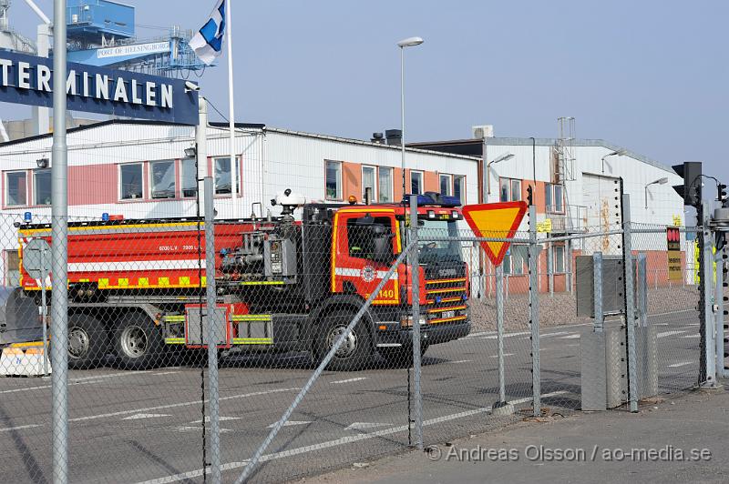 _DSC6450.JPG - Vid 09,20 tiden larmades en större räddningsstyrka till Skåneterminalen i Helsingborg där M/S Obbola låg i hamnen. Det var rökutveckling från fartyget, först var det oklart vad som orsakade röken och man skickade in rökdykare som ganska snabbt kunde hitta en brusten hydraul slang som spruta olja på några varma delar och orsakade rökutvecklingen. Räddningstjänsten ventilerade röken och inga personer kom till skada.