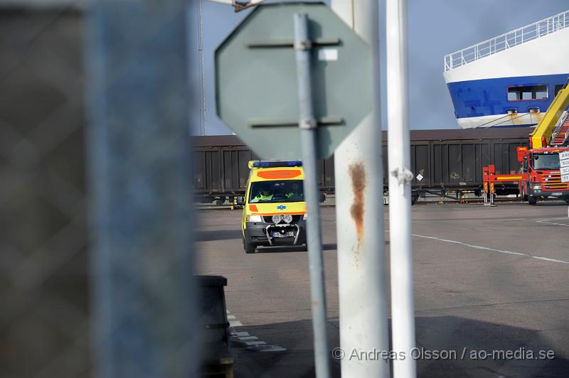 _DSC6454.JPG - Vid 09,20 tiden larmades en större räddningsstyrka till Skåneterminalen i Helsingborg där M/S Obbola låg i hamnen. Det var rökutveckling från fartyget, först var det oklart vad som orsakade röken och man skickade in rökdykare som ganska snabbt kunde hitta en brusten hydraul slang som spruta olja på några varma delar och orsakade rökutvecklingen. Räddningstjänsten ventilerade röken och inga personer kom till skada.