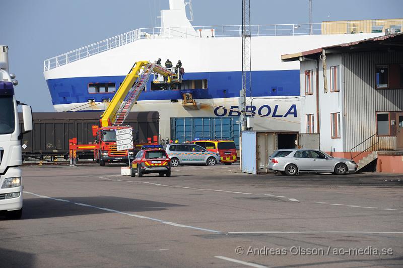 _DSC6455.JPG - Vid 09,20 tiden larmades en större räddningsstyrka till Skåneterminalen i Helsingborg där M/S Obbola låg i hamnen. Det var rökutveckling från fartyget, först var det oklart vad som orsakade röken och man skickade in rökdykare som ganska snabbt kunde hitta en brusten hydraul slang som spruta olja på några varma delar och orsakade rökutvecklingen. Räddningstjänsten ventilerade röken och inga personer kom till skada.