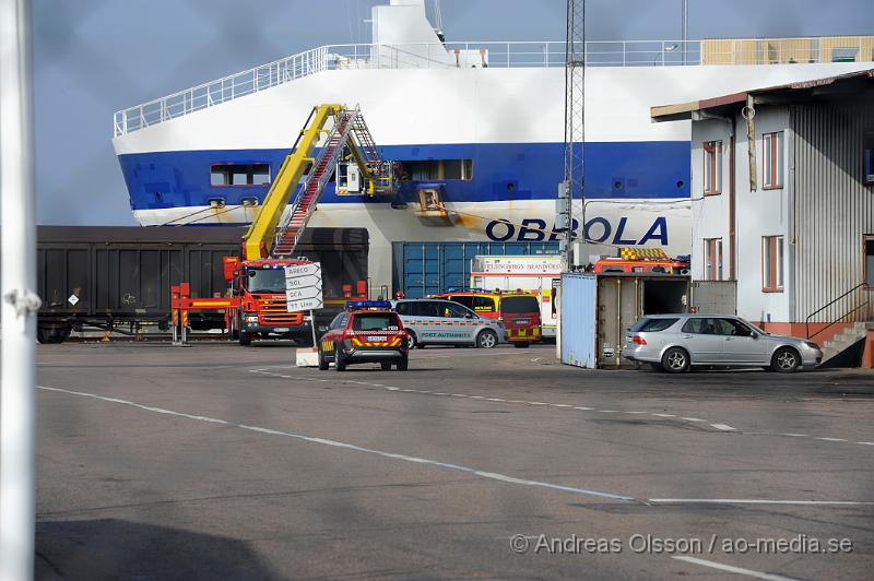 _DSC6459.JPG - Vid 09,20 tiden larmades en större räddningsstyrka till Skåneterminalen i Helsingborg där M/S Obbola låg i hamnen. Det var rökutveckling från fartyget, först var det oklart vad som orsakade röken och man skickade in rökdykare som ganska snabbt kunde hitta en brusten hydraul slang som spruta olja på några varma delar och orsakade rökutvecklingen. Räddningstjänsten ventilerade röken och inga personer kom till skada.